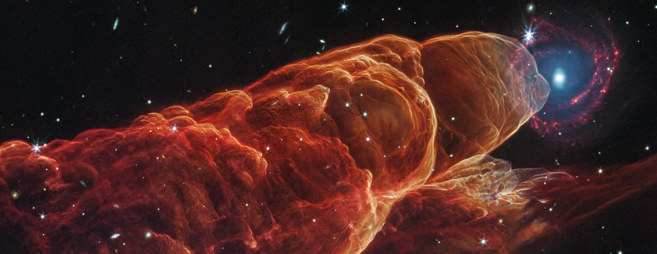 James Webb registra jato estelar com riqueza de detalhes em alinhamento raro com galáxia