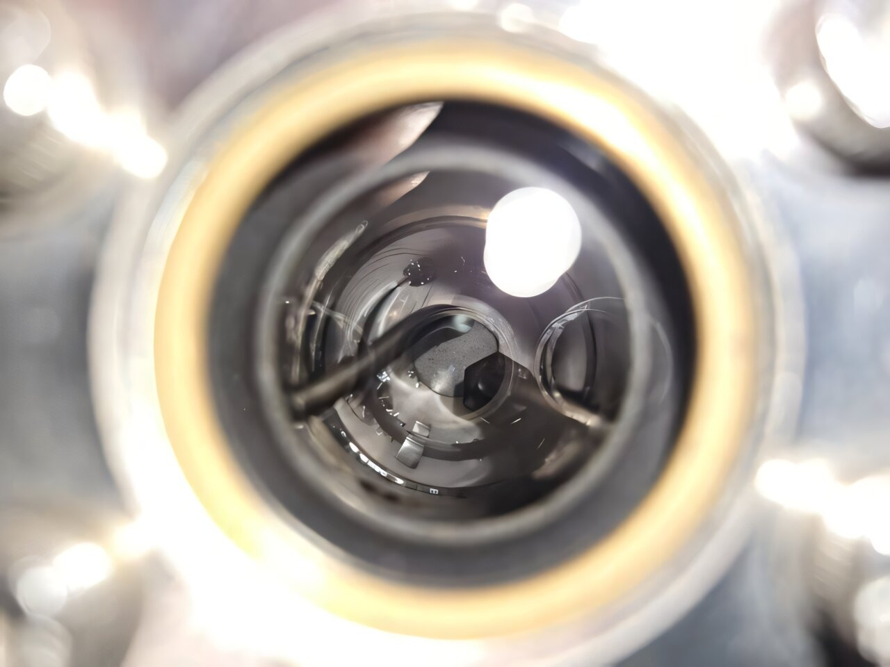 Pesquisadores testam tecnologia que pode usar solo lunar para gerar água, oxigênio e combustível